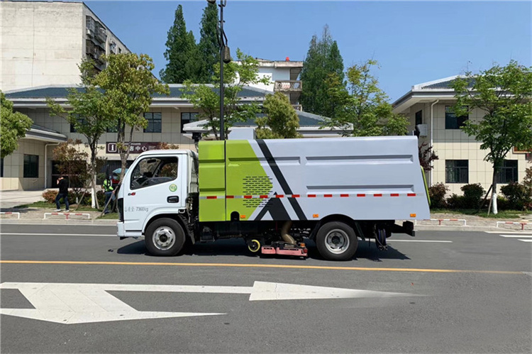 東風多利卡6方 7噸型中置吸塵車