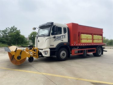 重汽豪沃18噸除雪除冰車